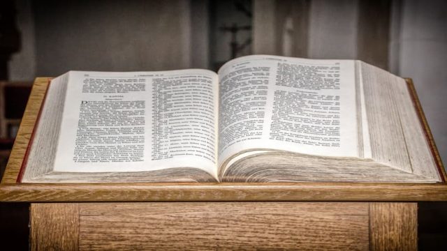 Imagem de uma Bíblia aberta sobre o altar, representando como ser um bom pregador da Palavra de Deus com dedicação e fé.