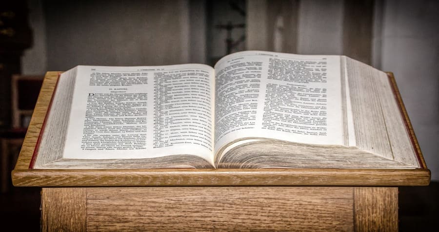 Imagem de uma Bíblia aberta sobre o altar, representando como ser um bom pregador da Palavra de Deus com dedicação e fé.