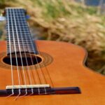 Como Tocar Violão. Um violão elegante em cor marrom madeira, com cordas de nylon, perfeito para quem busca um som suave e aconchegante.