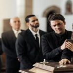 5 hinos da harpa para velório. Funeral de morte e família tocando caixão em uma igreja triste e infeliz, enquanto se reunia para se despedir. Caixão de serviço da igreja e homem e mulher tristes parecendo