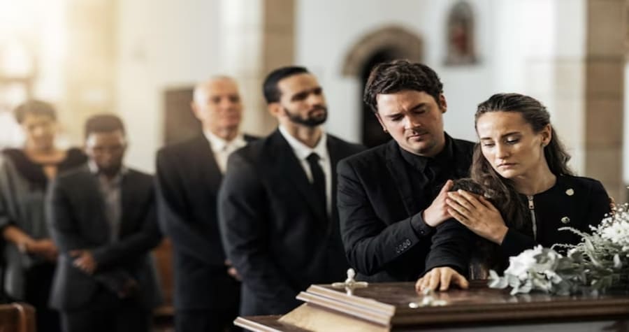 5 hinos da harpa para velório. Funeral de morte e família tocando caixão em uma igreja triste e infeliz, enquanto se reunia para se despedir. Caixão de serviço da igreja e homem e mulher tristes parecendo