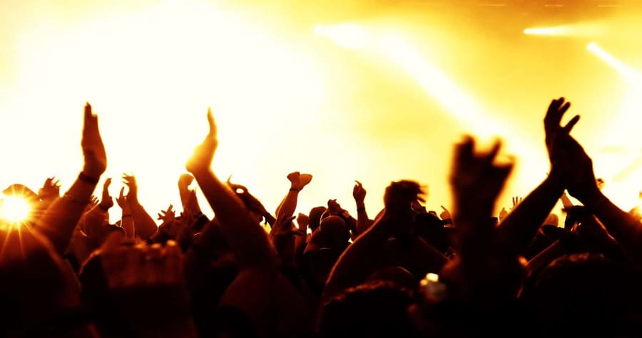 Adoração Autêntica ou Espetáculo?", mostrando a diferença entre louvor centrado em Deus e culto voltado à performance.